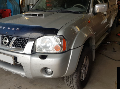 Фото установки задней пневмоподвески в дополнение к рессорам на Nissan NP300 Рис. 1 Установка пневмоподвески на Nissan NP300