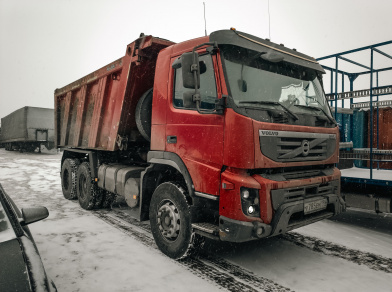 Рис. 1 Защита рессор на самосвале Volvo FMX 6x4